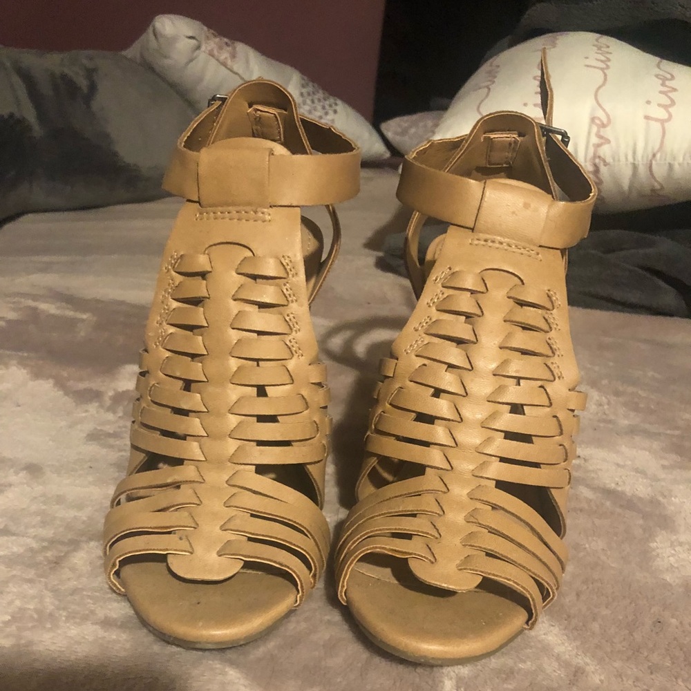 Nude wedges